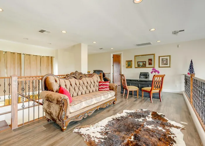 Group-friendly Desert Escape! Putting Green, Pool Holiday home *