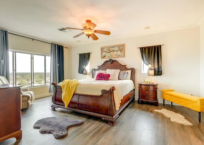 Group-friendly Desert Escape! Putting Green, Pool Holiday home *