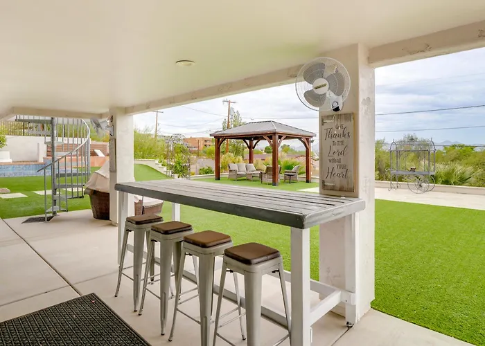 Group-friendly Desert Escape! Putting Green, Pool Holiday home *