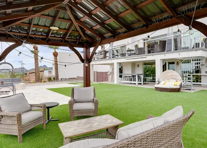 Holiday home Group-friendly Desert Escape! Putting Green, Pool
