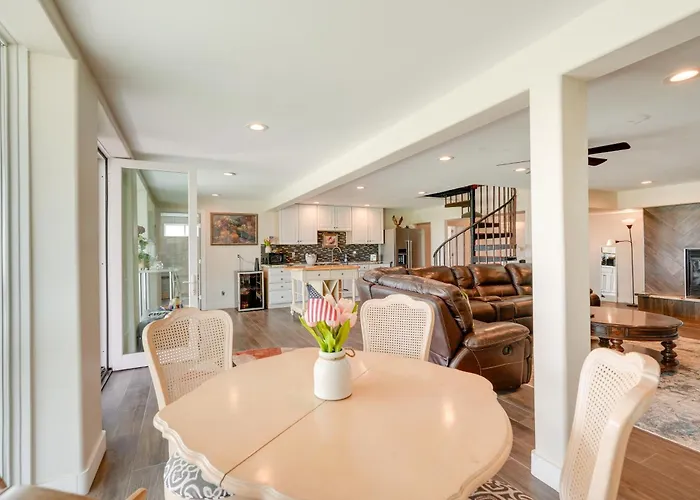 Group-friendly Desert Escape! Putting Green, Pool Holiday home *