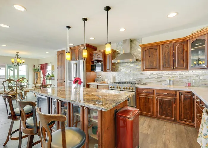 Group-friendly Desert Escape! Putting Green, Pool Holiday home